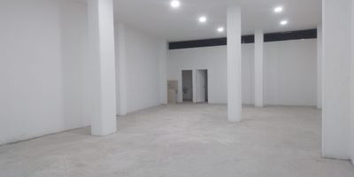 lLocal en arriendo cerca a centros comerciales, parques, hospitales, restaurantes, tiendas y servicios complementarios del sector. Piso en mortero, 1 espacio, 2 baños y energía básica. Llaves Propietario  inmuebles sujetos a verificacion de disponibilidad