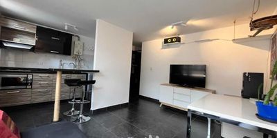 [ARR] ID HOUM: 159235

Entérate de todos los beneficios al arrendar con nosotros:
    • Asistencia e intermediación con el propietario
    • Firma tu contrato online
    • Arrienda sin burocracia, sin papeleos ni notarías

Departamento en arriendo, ubicado en el barrio Bosque Calderon, con una superficie construida de 40.00 m² y superficie total de 40.00  m². 

Sus principales características son:

    • No amoblado
    • 1 dormitorio
    • 1 baño
    • Admite mascotas
    • Cocina tipo americana
    • Piso 5
    • Año de construcción: 1986
            
Además, el inmueble cuenta con las siguientes amenidades:

    • Salón de eventos
    • Ascensor

Si arriendas con nosotros, te brindamos asesoría personalizada durante todo el proceso.

Requisitos para arrendar con nosotros:

    • Arrienda sin codeudor*, fácil, rápido y seguro
    • Demuestra un ingreso mensual neto de al menos 2.5 veces el valor del arriendo (los ingresos mensuales se pueden complementar por las personas que vivirán en este inmueble)
    • Completa tu información básica y mándanos tus extractos bancarios o documentos que demuestren tus ingresos
    • No debes tener reportes negativos en centrales de crédito
        

IMPORTANTE:

    • Te invitamos a agendar una visita a esta propiedad
    • Si tienes alguna duda por favor puedes solicitar más información desde los portales como también contactarte directamente con nosotros
    
Más que una inmobiliaria, somos Houm.
*Aplican T&C