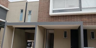 Confort, seguridad y naturaleza en un solo lugar, Se vende casa de dos niveles en unidad cerrada con vigilancia , ubicada en un sector tranquilo y seguro, ideal para disfrutar en familia. La propiedad cuenta con tres habitaciones, tres baños, salón comedor, cocina integral, chimenea, garaje, zona verde interna y conexión a gas natural. Además, ofrece amenidades pensadas para el descanso y la recreación, en un entorno que combina funcionalidad, privacidad y calidad de vida.