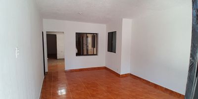 Descubre esta casa con una superficie de 111 metros cuadrados distribuidos en 4 habitaciones, 2 baños, sala-comedor, cocina, area de labores, terraza, esta propiedad es ideal para tu familia. No pierdas la oportunidad de vivir en este hogar. ¡Contáctanos ahora para más información y agenda una visita!