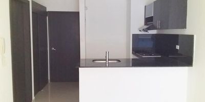 Aparta-estudio en arriendo ubicado en el barrio La Campiña de la ciudad de Barranquilla, cuenta con un área de 43 metros cuadrados, posee 1 alcoba, 1 baño, sala-comedor, cocina integral, área de labores y balcón. ¡Pregúntanos por este inmueble y te acompañamos a visitarlo!