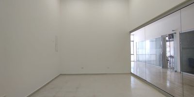 Se arrienda local comercial en Rionegro.
Ideal para oficinas, consultorios o cualquier tipo de negocios. Ubicado en reconocido centro comercial de la ciudad. Cuenta con excelente ubicacion sobre via principal, a pocos metros de la Clinica Somer y con facil acceso a transporte publico y parqueaderos.
Un espacio estrategico y versatil, pensado para profesionales de la salud, empresas de servicios o instituciones que busquen visibilidad y comodidad para sus clientes.
Agenda tu cita hoy mismo y conoce este local perfecto para tu proyecto.