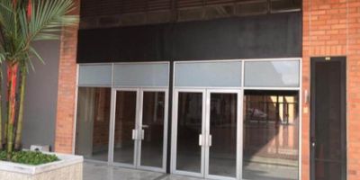 Arriendo excelente local En Centro Empresarial, con un área de 231,2 m2, estrato comercial, espacios abiertos, piso en baldosa de granito pulido, 3 garajes, parqueadero de visitantes, portería 24 horas, ascensor, shut de basuras, circuito cerrado de televisión, tanques de reserva de agua, planta de emergencia en zonas comunes. Cerca de estación Poblado del Metro, excelente transporte, etc.

3 parqueaderos a 319.000 cada uno
Ideal para oficinas, concesionarios, ips, consultorios, etc.
Vista hacia calle 14.
Canon más IVA
Administración incluida en el canon