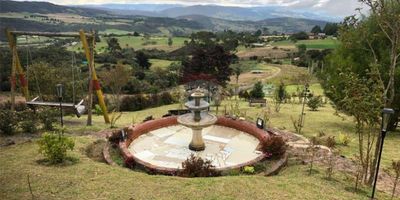 ¡Descubre la oportunidad única de alquilar esta impresionante casa de acabados de lujo en La Calera, Cundinamarca! Ideal para quienes buscan comodidad y exclusividad, esta propiedad residencial de 880 metros cuadrados cuenta con 9 amplias habitaciones y 9 baños, ofreciendo un espacio más que generoso para familias numerosas o aquellos que disfrutan de recibir invitados.

Construida en enero de 2014, esta joya arquitectónica está meticulosamente amueblada y equipada con un sistema de alarma de última generación y suministro de gas natural, garantizando confort y seguridad en todo momento. La propiedad también dispone de dos espacios de estacionamiento, asegurando conveniencia y acceso fácil para residentes y visitantes.

Situada en un terreno total de 37,417 metros cuadrados, esta casa ofrece un entorno sereno y privado, perfecto para disfrutar de la naturaleza circundante, al tiempo que está cerca de todas las comodidades que La Calera tiene para ofrecer. Con un total de 16 habitaciones y 2 toilettes, cada espacio está diseñado para ofrecer el máximo lujo y funcionalidad.

No pierdas la oportunidad de vivir en un lugar que combina elegancia y tranquilidad en uno de los lugares más destacados de Colombia. ¡Contáctanos hoy para más detalles y para agendar una visita!
