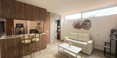 Vive con estilo en Laureles. Se arrienda apartamento amoblado en Kyus Studios, un espacio moderno de 54 m² con una habitación, un baño, sala comedor, cocina equipada y garaje privado. Disfruta de un diseño contemporáneo en una construcción del 2024 y accede a exclusivas zonas comunes como gimnasio, salón de juegos y terraza.