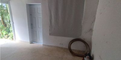 Finca en San Cristóbal Vereda la Palma, la cual consta de tres lotes, no sometidos a RPH (Reglamento de Propiedad Horizontal), consta de pequeño lote independiente con acceso peatonal a través de servidumbre en concreto, lote independiente cercado, actualmente con pasturas, acceso peatonal, servidumbre en concreto, lote con acceso vehicular, consta de portada, cerco, pasa una quebrada, posee tanque de almacenamiento de agua de 10.000 litros (agua concesionada), casa y bodega y biodigestor

CASA: consta de un nivel consta de dos alcobas independientes con baño sencillo, casa con corredor frontal, dos alcobas, baño sencillo, cocina sencilla.

SECTOR: Mixto, suburbano, agrícola, pequeños lotes, parcelas agropecuarias, casas residenciales, se accede fácilmente a través de rutas de buses públicos.

 

 
