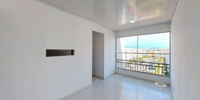 Apartamento en venta de 46M², con vista exterior, ubicado en un 5to piso (Torre B Apto 501), acceso por escaleras. Consta de 3 habitaciones, 2 baños, sala comedor, cocina y zona de lavandería. Tiene piso cerámico en todas sus zonas. El conjunto cuenta con zonas verdes y vigilancia privada las 24 horas. Cerca a centro comercial Chill Plaza; cerca a almacenes de cadena Tiendas D1; cerca a colegio Senderos del Lili; cerca a paraderos de buses MIO; Vías de acceso por la Calle 50 y Carrera 83C.ID-38204798583
