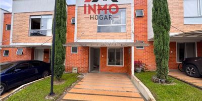 Casa en Venta – Conjunto Privado en Santa Rosa de Cabal ✨

InmoHogar te presenta esta hermosa casa de dos niveles, ubicada en un conjunto residencial exclusivo, que combina seguridad, confort y un entorno ideal para vivir en familia.

? Distribución del inmueble

Primer nivel


 
 Sala, comedor y estudio
 
 
 Baño social
 
 
 Cocina amplia
 
 
 Patio de ropas
 
 
 Escalera de acceso al segundo piso
 
 
 Área libre con antejardín y parqueadero privado
 


Segundo nivel


 
 Alcoba principal con baño privado
 
 
 Dos alcobas auxiliares
 
 
 Baño auxiliar
 
 
 Hall de alcobas
 


? Zonas sociales y recreativas del conjunto


 
 Salón social con terraza
 
 
 Solárium
 
 
 Gimnasio
 
 
 Cancha multifuncional
 
 
 Juegos infantiles con casa de muñecas
 
 
 Pista de triciclos
 


? Ubicación privilegiada: situada en Santa Rosa de Cabal, con acceso inmediato a vías principales, transporte público, colegios y a solo minutos del centro de la ciudad.

? Cuota de administración: $302.098

? Una propiedad perfecta para quienes buscan tranquilidad, comodidad y excelente valorización en el corazón del Eje Cafetero.

? Agenda tu visita hoy mismo y descubre tu próximo hogar con InmoHogar.
 
