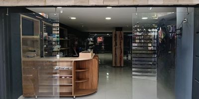 Local en arriendo en el barrio Santa Isabel, localidad Los Martires. Local con montaje para venta de comida y accesorios para mascotas, y con todo listo para ofrecer servicios de grooming. Imagina tener a tu disposicion estanterias listas, cuatro espacios de lavado de mascotas con agua fria y caliente, tres mesas hidraulicas con sopladoras para el secado y todo el equipo para peluqueria canina. Ademas, te entregamos una caja registradora, estantes tipo bahia y un sistema de seguridad con camaras y un DVR con televisor para monitorear todo en tiempo real. Estamos ubicados sobre la Calle Segunda, a pasos de la Carrera 30 o NQS, en una zona vibrante con otros negocios de mascotas y rodeado de una zona residencial con alto transito de clientes y excelente acceso a servicios! Su puerta de doble hoja invita a entrar y enamora a tus futuros clientes. Agenda ya tu cita y no pierdas esta gran oportunidad