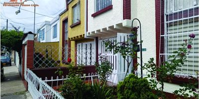 Se vende Casa de dos niveles en Américas occidental - localidad de Kennedy

En el primer nivel tiene ante el jardín garaje cubierto para tres carros, amplio patio con chimenea, y teja corrediza; cocina integral, baño social, comedor; un espacio amplio para la sala.  El piso es en baldosa.

En el segundo nivel: piso madera laminada cinco alcobas cuatro con clóset, baño de alcobas, con la división en vidrio, techo en madera.

Cerca a Av. 1 de mayo, Av. Boyacá, Portal Banderas, Av. las Américas, CC Plaza de las Américas, Parque Mundo aventura, zonas vendes y zona residencial
