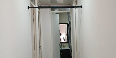 Apartamento en venta

Nueva Zelandia, conjunto Plaza Baviera 2, piso 5, estrato 4, detrás del Homecenter de la 170, a 2 minutos del Portal Norte de Transmilenio y cerca al Éxito de la 170, al Centro Comercial Santafé y al Terminal de Transportes del Norte. Remodelado, pisos laminados y baldosa, con excelente iluminación natural y vista hacia los cerros del oriente.  Acceso por escaleras. Tiene un área privada de 52.28 Mts2 y 55.90 Mts2 de construcción. Consta de 3 alcobas, la principal con baño privado y las otras 2 comparten el otro baño. Sala comedor, cocina integral cerrada, zona de lavandería, calentador de agua a gas y un zarzo amplio que se puede utilizar como buhardilla o bodega. Tiene parqueadero privado cubierto y el conjunto cuenta con recepción, salón social, vigilancia 24 horas 7 días y parqueaderos para visitantes. Administración $282.000 si se paga dentro de los 10 primeros días del mes. Precio negociable.



