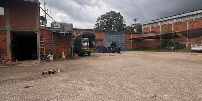 BODEGA GIRON.ZONA DE BODEGAS FRENTE AL HOTEL SAN JUAN DE GIRON, AREA DEL LOTE 1.751 M2 DOS BODEGAS CONSTRUIDAS 595 M2 MAS 110 M2 OFICINAS, LOCAL, APARTAESTUDIO PARA EL CELADOR. EXCELENTE ZONA PARA PARQUEO CARGUE Y DESCARGUE. NO ES CONJUNTO CERRADO.