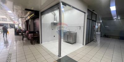 ¡Local Gastronómico en Usaquén, Bogotá!

¡Oportunidad única para inversionistas en Bogotá, Colombia! Presentamos en venta un Local Comercial ubicado en el prestigioso sector de San Antonio Norte, Usaquén. Este inmueble de tipo Gastronómico es ideal para iniciar o expandir su negocio en una zona de alta demanda y excelente ubicación.

El local cuenta con una construcción total de 6.25 metros cuadrados, lo que brinda el espacio adecuado para diversas actividades comerciales. Aunque el área se encuentra en estado usado y actualmente sin uso, ofrece una oportunidad perfecta para adaptarlo a las necesidades específicas de su emprendimiento.

Ubicado en una estratégica zona comercial de Usaquén, este local garantiza una alta circulación de potenciales clientes. La región es conocida por su dinamismo económico y desarrollo constante, asegurando una inversión con posibilidades de rentabilidad.

Aunque no dispone de plazas de aparcamiento, el acceso a transporte público y la cercanía a diversas opciones de movilidad facilitan el flujo de visitantes al local.

No deje pasar esta oportunidad única de adquirir un Local Comercial en una de las mejores zonas de Bogotá. ¡Contáctenos para más información y agende una visita hoy mismo!
