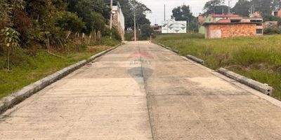 Descubra su próximo hogar o proyecto de inversión en este excepcional lote para la venta, situado en un área residencial de categoría II en la encantadora ciudad de Moniquirá, Boyacá, Colombia. Con una oferta calificada de Gran Valor, este lote construido en abril de 2018 es una joya sin habitar, lista para adaptarse a su visión.

Con un área total de 2018 metros cuadrados, esta propiedad ofrece un espacio generoso ideal para aquellos que buscan tranquilidad y comodidad en una ubicación privilegiada. El lote cuenta con un tamaño total de 110 metros cuadrados y dimensiones de 7 por 15 metros cuadrados, lo que garantiza espacio suficiente para  esta propiedad goza de una ubicación estratégica cerca a transporte masivo, proporcionando una conectividad sin igual. Además, cuenta con gas natural y acceso fluvial, situándola en el bosque y sobre una avenida principal, lo que también aporta una atmósfera de paz y urbanismo, ideal para una vida en retiro. Estrato 3

Este lote es perfecto para aquellos que valoran la integración de servicios modernos con el encanto de un entorno natural y tranquilo. Aproveche la oportunidad de ser parte de una comunidad en crecimiento, rodeada de las hermosas colinas de Boyacá, en una región que combina serenidad y accesibilidad. sta propiedad ofrece el lienzo perfecto para construir el hogar de sus sueños o invertir en un proyecto inmobiliario con potencial. No pierda la oportunidad de asegurar este magnífico lugar en el corazón de Colombia. ¡Contáctenos para más detalles
