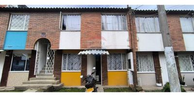 Excelente oportunidad en San Mateo, Soacha! Este apartamento en venta, en buen estado, ofrece una combinación inigualable de comodidad y ubicación estratégica. Con 48.64 mts2 de área habitable.

Este apartamento cuenta con 3 acogedoras habitaciones, una de las habitaciones es de tamaño pequeño dando espacio para cama sencilla y mesita de noche, o puede tomarse como zona de estudio, 1 baño moderno y espacios funcionales como un estudio y un lavadero. La cocina es independiente y está equipada con gas natural, perfecta para disfrutar de tus recetas favoritas. El apartamento ofrece la tranquilidad de un conjunto cerrado con vistas exteriores y se permiten mascotas.

Disfruta del acceso cercano a hospitales, colegios, comercios y avenidas principales, lo que garantiza una vida citadina cómoda. Además, el transporte público está al alcance, facilitando la movilidad diaria. ¿Necesitas más? La propiedad está ubicada cerca de parques con juegos infantiles, iglesias, plazas y gimnasios, haciendo de este espacio el hogar ideal para una familia.
Muy cercano al CC Unisur y al CC Plaza Soacha
Estación de transmilenio cercana San Mateo.

Es un primer piso, de un solo nivel que conforman un edificio de 2 pisos.
