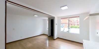 Casa en Venta – Nogal de Novaterra, Mosquera

Ubicada en el exclusivo sector de Novaterra, Mosquera, esta propiedad ofrece confort, seguridad y una excelente ubicación para tu familia.

Características Principales


 
 Área construida: 95 m²
 
 
 Área privada: 92 m²
 
 
 Habitaciones: 3
 
 
 Baños: 3
 
 
 Parqueadero: 1 cubierto
 
 
 Vista interior
 


Distribución


 
 Sala-comedor con excelente iluminación natural
 
 
 Cocina integral
 
 
 Zona de lavandería independiente
 
 
 Pisos laminados en zona social y habitaciones
 
 
 Pisos en cerámica en cocina y baños
 


Zonas Comunes del Conjunto


 
 Parque infantil
 
 
 Zona BBQ
 
 
 Cancha múltiple
 
 
 Salón social
 
 
 Zonas verdes
 
 
 Vigilancia privada 24/7
 


Ubicación Estratégica


 
 Fácil acceso por la Carrera 6
 
 
 Cercanía a supermercados, restaurantes y servicios
 


Esta es una excelente oportunidad para vivir o invertir en una zona en crecimiento, con todas las comodidades y seguridad que buscas.

Contáctanos para agendar tu visita. ¡Tu nuevo hogar te espera en Nogal de Novaterra!

H
