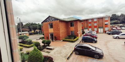 Hermosa y muy amplia casa en el conjunto El trébol manzana 7, el mejor ubicado dela zona pues esta a tan solo dos cuadras de la variante que conecta con Bogotá.
La casa es de tres pisos y cuenta con cuatro habitaciones iluminadas, tres baños, sala , comedor, cocina integral y un patio muy espacioso. 
En la zona encontraras a solo una cuadra el fabuloso parque el trébol, centros comerciales, tiendas de barrio, restaurantes y transporte público. 
Agenda tu visita.