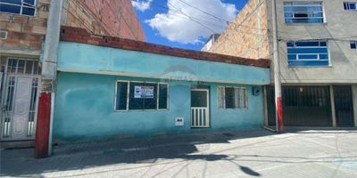 VENDO casa- lote con una maravillosa extensión con un área de 100,83 mts2. Actualmente se encuentra una casa construida con 2 habitaciones amplias, 1 baño, sala amplia, comedor, cocina y lavadero. Tiene unas escaleras no termindas que permiten el acceso a una segunda planta que es un espacio con piso de concreto.
La casa contruida no cuenta mayormente con condiciones habitables. Y se proyecta es la VENTA del LOTE con una gran extensión en su terreno, permitiendo una construcción de un edificio de uso residencial-comercial o hacer tu propia bodega, lo que te generaría ingresos adicionales a tener tu vivienda propia.

Por su excelente ubicación tenemos cercanías a droguerías, tiendas de barrio como fruterías, D1, supermercados ARA, bancos cercanos, fácil acceso al transporte público, zonas escolares, zona comercial.

Es una zona altamente residencial y tranquila, con acceso de vías pavimentadas clasificandolo como un LOTE urbano con todos los servicios de electricidad, agua, gas e internet.

EXCELENTE OPORTUNIDAD PARA INVERSIÓN y generar fuentes de ingresos adicionales. Espero me contactes para más información detallada. Además, la proyección de inversión al poder construir un edificio con fines comerciales podría ser una excelente oportunidad para generar ingresos adicionales, ya sea a través de alquileres o ventas de propiedades.
CONTÁCTAME!!!
