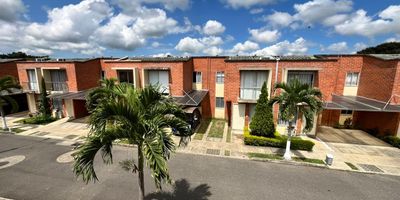 Ubicada en conjunto cerrado, en uno de los que ofrece más comodidades para sus residentes cancha de tenis, cancha sintética, cancha múltiple, golfito, cancha de arena, juegos infantiles y piscinas.

Características de la casa
Área construida 113 m2
Cocina integral amplia
Sala  comedor
Baño social
1 alcoba en el primer nivel
Patio techado
Segundo nivel 2 habitaciones auxiliares con baño social y 1 habitación principal con baño privado
Parqueadero techado

Valor de venta 430.000.000