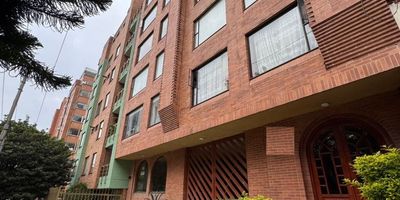Chapinero Alto,  67 metros,   segundo  piso  ascensor,  vista interior,  2 alcoba, dos baños,  sala comedor con chimenea tradicional funcional,  pisos madera laminada,  cocina integral a gas natural,   patio de ropas independiente con lavadero y techo corredizo, calentador de paso a gas natural,  garaje amplio cubierto independiente,  quince apartamentos en total,  porteria  24 horas, citofono, CCTV,   acceso rápido a zona universitaria,  al centro financiero de la Avenida Chile,   cercania a  centro comercial  avenida chile, Galerias,  Andino,  Almacenes de cadena como  Éxito, zona de restaurantes, a unos pasos del parque nacional, al Park Way, centros médicos como Hospital Militar,  Clínica Nueva,  clinica Palermo,  entre otras, muy cerca al centro internacional de Bogotá, estupendas vías de acceso  calle cincuenta y seis,  cincuenta y tres, carrera séptima, circunvalar, carrera trece, avenida caracas, calle sesenta y tres, cincuenta y siete, la articulación con el resto de la ciudad es fluida al contar con ciclorrutas, estaciones de SITP y  Transmilenio  para completar el esquema de transporte público y a unos pasos del importante Proyecto metro de Bogotá. Cita Previa