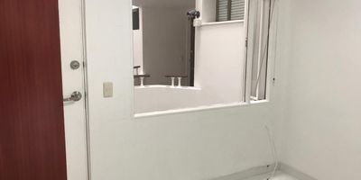 Arriende este cómodo apartamento de 40 m² en ACACIAS USAQUEN, Bogotá, Cundinamarca. Este inmueble, ideal para quienes buscan un espacio funcional, cuenta con 1 habitación, 1 baño y sala comedor. Dispone de cocina integral y un parqueadero incluido, complementando sus características. Ubicado en estrato 4, este apartamento de 15 años de antigüedad ofrece una excelente opción de vivienda en un sector con acceso a diversos servicios. El canon de arriendo es de $1.585.000. Para conocer más detalles de este apartamento en arriendo o coordinar una visita, puede contactarnos a través de WhatsApp, la opción "quiero que me contacten" o ver nuestros teléfonos disponibles.