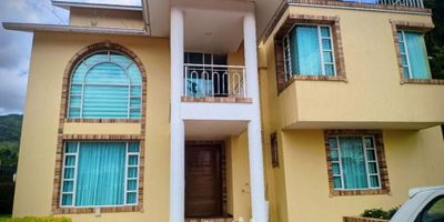 [ARR] ID HOUM: 159122

Entérate de todos los beneficios al arrendar con nosotros:
    • Asistencia e intermediación con el propietario
    • Firma tu contrato online
    • Arrienda sin burocracia, sin papeleos ni notarías

Casa en arriendo, ubicada en el barrio La Esperanza, con una superficie construida de 2514.00 m² y superficie total de 2514.00  m². 

Sus principales características son:

    • No amoblado
    • 4 dormitorios
    • 7 baños
    • Admite mascotas
    • 4 parqueaderos
    • Año de construcción: 2017
    • Bodega
            
Además, el inmueble cuenta con las siguientes amenidades:

    • Salón de eventos
    • Vigilancia 24 hrs
    • Gimnasio
    • Zona de asadores

Si arriendas con nosotros, te brindamos asesoría personalizada durante todo el proceso.

Requisitos para arrendar con nosotros:

    • Arrienda sin codeudor*, fácil, rápido y seguro
    • Demuestra un ingreso mensual neto de al menos 2.5 veces el valor del arriendo (los ingresos mensuales se pueden complementar por las personas que vivirán en este inmueble)
    • Completa tu información básica y mándanos tus extractos bancarios o documentos que demuestren tus ingresos
    • No debes tener reportes negativos en centrales de crédito
        

IMPORTANTE:

    • Te invitamos a agendar una visita a esta propiedad
    • Si tienes alguna duda por favor puedes solicitar más información desde los portales como también contactarte directamente con nosotros
    
Más que una inmobiliaria, somos Houm.
*Aplican T&C