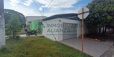 Hermosa casa para venta ubicada en el barrio la Libertad esquinera, con área de176 M2. cómodas vías de acceso, Consta de portón eléctrico,  garaje, sala comedor, habitación de estudio, 3 habitaciones con baño privado, aires condicionados, closet y ventiladores, cocina integral y patio y zona de ropas. libre de deudas, agenda tu visita, se escuchan ofertas.