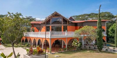 Esta espectacular casa con vista a la montaña en uno de los condominios mas Exclusivos, esta COMPLETAMENTE REMODELADA ESTILO RANCHO MEXICANO cuenta con 5 dormitorios cada uno con su propio baño!

La quinta se encuentra completamente amoblada y decorada con gusto exquisito y piezas únicas. Sala, comedor independiente, cocina abierta con comedor auxiliar, zona de ropas, cuarto de servicio con baño, huerta, gimnasio, sala de juegos con billar, Ping Ping, dardos etc, bar diseñado exclusivamente para la propiedad. Piscina con plaza y jacuzzi! La casa también cuenta con un estudio y una sala de televisión, que brindan el espacio perfecto para trabajar o relajarse.

Te encantará el amplio jardín, las grandes terrazas y la zona BBQ! Una casa perfecta para disfrutar, desconectarse y entretener! Existe la posibilidad de recibir una permuta por no mas del 50% del valor de la casa.

Necesitamos decir mas? No esperes más y llámanos ya para agendar tu visita!