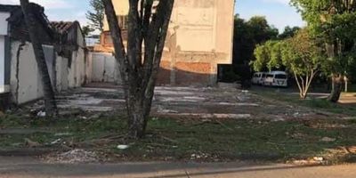 Grupo Versa vende lote esquinero con un área de 384.25m2 en zona norte de Cali ( Prados del norte) ideal para inversión o proyecto de vivienda, cómodas vías de acceso, cerca a centros comerciales, clínicas, colegios, terminal de transporte.