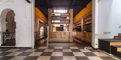 Este local en Cali es una excelente oportunidad para tu negocio. Ubicado en una zona exclusiva y estratégica de la ciudad, ofrece comodidad y estilo para atraer a tus clientes. La propiedad está lista para ser acondicionada ya que está completamente desamoblada y cuenta con Cocina con horno de leña, bar y una amplia terraza que permiten aprovechar al máximo el espacio exterior.

El local está equipado con aire acondicionado central para garantizar un ambiente fresco y agradable, indispensable en el cálido clima de Cali. Su ubicación en el primer piso lo hace accesible y atractivo para el flujo de clientes.

No pierdas esta oportunidad para darle un impulso a tu negocio. ¡Pide tu visita ya!