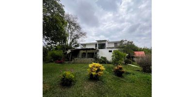 Si deseas despertar todos los días en medio del olor a campo, los cantos de los pájaros y la frescura derivada de una zona de bosque protegido, con una vista espectacular hacia el Vallle del Cauca.. con una excelente accesibilidad, a solo 5 kms de la Estación de la Policía de la Vorrágine, esta es la oportunidad que estabas esperando.

En un lote de 6200 m2. con dos construcciones:  una casa principal unifamiliar de 2 niveles a la cual  se ingresa por puerta en madera y vidrio, en la parte interna cuenta con amplia sala comedor, cocina sencilla con mesón en concreto tipo artesanal, un baño tipo social con enchape en ceramica y combo sanitario completo, una habitación de huéspedes con baño privado, zona interna de oficios con tanque y lavadero, ventanales en PVC y patio de ropas, zona BBQ en la parte lateral, zona de comedor exterior con muro en piedra y cubierta en esterilla con teja de barro, todo el pisos de este nivel se encuentra en concreto afinado, muros en ladrillo pintados y otros tipo abusardado.

Segundo nivel: Se accede por escalera con peldaños en madera, dos habitaciones amplias cada una con su respectivo baño privado y vestier, la principal cuenta con ventana en cedro, dos salas o estudio, uno de ellos con terraza con piso ceramica antideslizante y muro en piedra con chambrana en hierro tubular, sobre la cual se puede visualizar un amplio paisaje, marcos de ventanas en PVC, paredes en ladrillo pintado, piso en madera, cubierta en teja termoacústica con cielo en panel yeso, aledaño a la construcción se ubica una pequeña enramada cuyo uso en el momento es para el almacenamiento de herramienta.

Una casa secundaria con 151 m2 constituida por 3 inmuebles indpendientes: Se accede por sendero peatonal escalado en concreto hasta bajar al punto donde se ubican:
Casa # 2: Se ingresa por puerta en lamina prensada, en la parte interna cuenta con sala comedor, cocina sencilla con enchape en ceramica en salpicadero, dos habitaciones cada una con