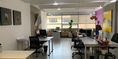 Arriendo Oficina amoblada de 51 metros cuadrados, ubicada en el barrio La Castellana, iluminación natural. Ubicada en treceavo piso de edificio corporativo. La oficina cuenta con isla con nueve puestos de trabajo, cocineta, iluminación panel led, red contra incendios, punto de agua, piso en porcelanato, y un parqueadero privado. Uso de suelo salud y comercial. El edificio cuenta con lobby de doble altura, dos auditorios de reunión con capacidad para 40 personas y dos salas de juntas con capacidad para once personas, terraza para almuerzo de empleados con hornos microondas, batería de baños para hombres, mujeres y discapacitados, en todos los niveles, vigilancia 24/7, tarjetas de acceso, seis ascensores, rampa para discapacitados, circuito cerrado de TV, sistema de sensores humo y movimiento y planta de suplencia total, cámaras de seguridad, parqueadero de visitantes y bicicleteros. El sector se caracteriza por contar con parques públicos, hoteles, restaurantes, zona bancaria y comer
