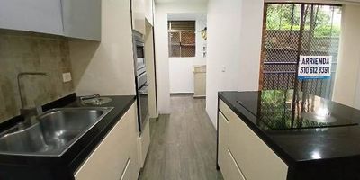 Excelente apartamento, ubicada en el sector de Castropol, cuenta con facilidad de acceso, ya que tiene una  excelente ubicación, además fácil acceso a la Avenida el Poblado y avenida las palmas, cerca de Carulla de la avenida el Poblado y Carulla de Palms Avenue.
