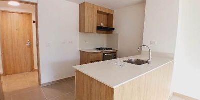 Excelente apartamento, ubicado en el Chingui de Envigado, lugar muy campestre y tranquilo, de fácil acceso vehicular, además cuenta con facilidad de acceso a rutas de servicio público integradas al metro. Esta cerca al Hospital Manuel Uribe, Centro comercial City Plaza y Mall Guadalcanal.