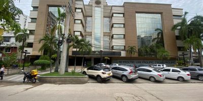 Oficina de 105 metros que cuenta con dos baños, dos parqueaderos independientes. Se encuentra ubicada en el edificio Executive Trade Center, que cuenta con suplencia total de energía, portería y vigilancia 24 horas y ascensor. CANON DE ARRIENDO: Seis millones doscientos veinti cuatro mil ciento noventa pesos incluida administración por valor de novecientos setenta y cuatro mil ciento noventa pesos, más IVA,