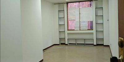 Oficina en (2) piso, ubicada en un punto estratégico del centro de la ciudad. Cuenta con un (1) baño privado, pisos en cerámica y servicio de vigilancia 24 horas, lo que garantiza seguridad y comodidad para tu negocio o actividad profesional.

Cod inmo: 14934 Manizales, Caldas
