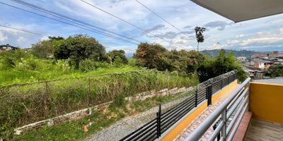 Ubicada en un sector tranquilo, con excelente acceso a transporte público y una vista privilegiada para disfrutar de lindos atardeceres.

Características
Área de lote 420 m2
Área construida 224 m2
Inmueble de dos niveles
Amplia terraza con opción de edificar más
8 habitaciones en total
4 baños
Sala  comedor
Cocina integral
