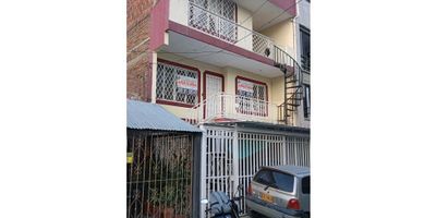 CASA EN ALQUILER CALI ORIENTE LA FORTALEZA, Apartamento de 136 m² en segundo nivel, con una distribución amplia y funcional. El inmueble dispone de cuatro habitaciones con closet, sala, comedor, cocina integral, zona de oficios en un patio interno amplio y baño social. Gracias a su excelente ubicación, ofrece fácil acceso a transporte, comercios y servicios, ideal para quienes buscan comodidad y amplitud en un mismo lugar. (COD 1577177 - CARRERA 31 # 32 - 63 PISO 2 B/LA FORTALEZA)

