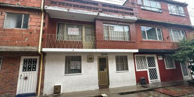 VENTA CASA CANDELARIA LA NUEVA RQ7625
AREA.L: 6X9: 54 M2 AREA.C: 98 M2
SERVICIOS DE AGUA LUZ GAS ESTRATO 2
1 NIVEL: sala comedor, cocina, alcoba, baño y patio
2 nviel: baño 4 alcobas balcon, pisos en ceramica
excelente ubicacion con acabados de lujo.