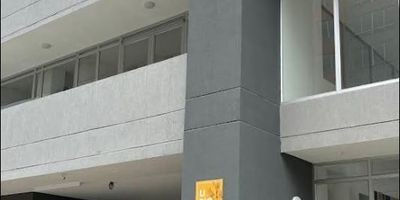 Apartamento Exterior piso 2 remodelado, ubicado en el exclusivo Conjunto Residencial Lirio de Lagos de Torca. Situado en un segundo  piso con ascensor, con vista exterior que garantiza luminosidad y tranquilidad. Completamente terminado con acabados de alta calidad, cuenta con elegantes pisos en madera laminada, una moderna cocina integral se encuentra en una zona de alta valorización y notable crecimiento urbanístico, estratégicamente posicionado muy cerca de la Autopista Norte (costado occidental). Disfrute de la conveniencia de estar a pocos minutos de prestigiosas universidades como la UDCA, San Buenaventura y la Escuela de Ingeniería, así como del Aeropuerto Guaymaral, el Centro Comercial BIMA y el Club Cafam. Además, el conjunto ofrece parqueaderos comunales para su comodidad. Una oportunidad inmejorable para invertir en calidad de vida y futuro. Cod: 4924