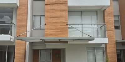 Área construida 150 m2
Administración 260.000

Características

4 habitaciones con clóset principal con balcón

3 baños completos con división en vidrio templado

Terraza techada

Acabados modernos de alta calidad

Ubicada en Galicia  Cerritos, una zona exclusiva y de alta valorización, con excelente acceso y entorno tranquilo.

Una casa amplia, moderna y lista para disfrutar.