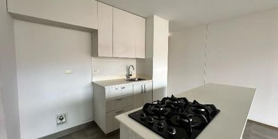 Apartamento ubicado en la loma del esmeraldal, cuenta con facilidad de acceso, además está cerca de rutas de servicio público, cerca de la intermedia, cerca del Euro de la frontera, además cerca al mall Terracina y mall San Lucas.
