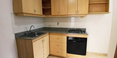 Excelente apartamento amoblado ubicado en el sector de los balsos, fácil acceso a rutas de servicio público, cerca al centro comercial santa fe y a la avenida el Poblado, la unidad cuenta con zonas comunes completas. 