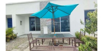 Ésta Casa en venta, se encuentra ubicada en uno de los Condominios más tranquilos del Municipio de Flandes Tolima, goza de ambiente relajado, No hay prisas, ni horarios, ni planificaciones, apta para hacer esas actividades para las que nunca se tiene tiempo, Pasear, leer, manualidades, e incluso disfrutar de no hacer nada, goza de buena ubicación dentro del Condominio, a poca distancia de la piscina, senderos peatonales, servicio de vigilancia y portería, el Condominio se encuentra cerca de Tiendas, Supermercados, Restaurantes de comida típica de la región, Estaciones de gasolina, Colegios, Iglesias, Transporte público cercano.
¿Quieres saber más? Estoy encantada de ayudarte a elegir el mejor hogar para tu familia
.
