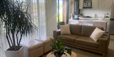 Se arrienda encantador apartamento en El Retiro, dentro de la reconocida unidad cerrada Diterra, un lugar que combina confort, seguridad y un entorno natural privilegiado. El inmueble cuenta con espacios modernos y bien distribuidos, sala comedor con excelente iluminacion, cocina integral, habitaciones acogedoras y zona de ropas independiente. La unidad ofrece completas zonas comunes para el disfrute de toda la familia, rodeadas de naturaleza y con vigilancia 24/7 que brinda tranquilidad y privacidad. Su ubicacion es estrategica, con facil acceso a las principales vias del Oriente Antioqueno y a pocos minutos del parque de El Retiro, donde se encuentran supermercados, colegios, bancos y todos los servicios esenciales. Ideal para quienes buscan calidad de vida en un ambiente campestre y exclusivo.