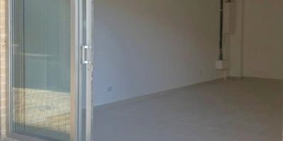 Se arrienda local en Rionegro, ubicado en Mall comercial, cuenta con un área de 30m2, cuenta con un baño y cuarto útil, con alto flujo peatonal y vehicular. Ubicación estratégica ideal para dar a conocer su negocio!