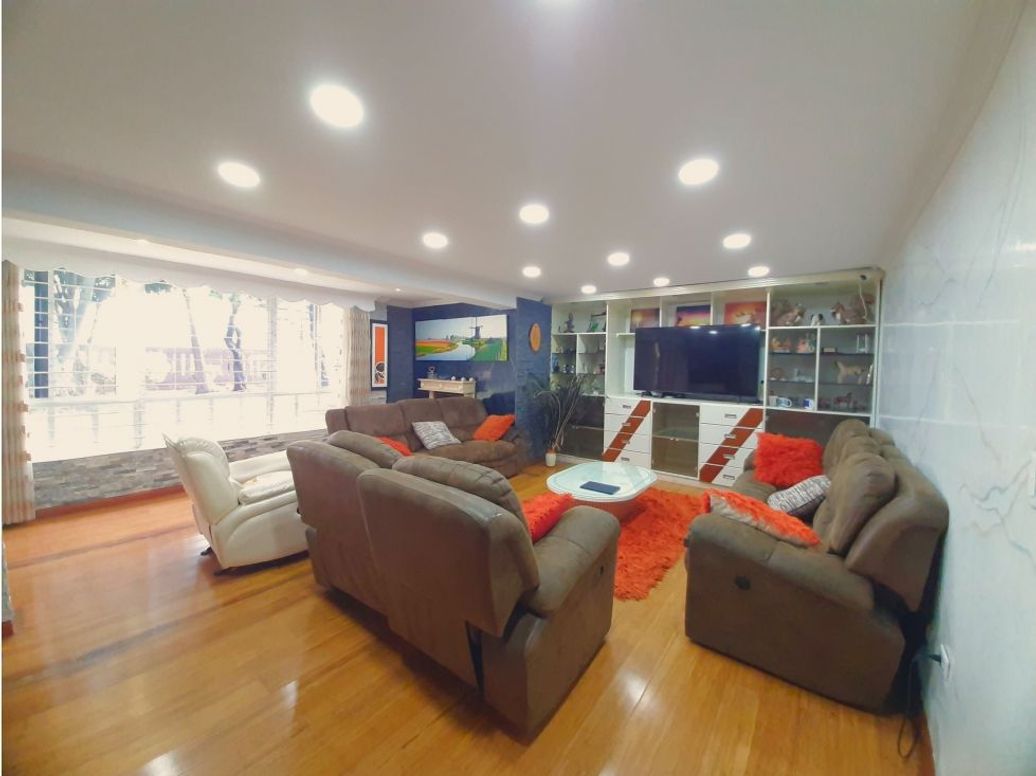 Casa de 4 alcobas en venta en Mandalay Et. Ii, Bogotá, 250 m² · foto 2 de 17