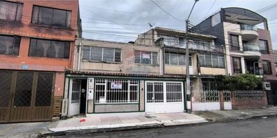 Vendo Apartamento en Ciudad Jardín,, Este espacioso Apartamento residencial de 208 mts2 ofrece una oportunidad única para transformar un espacio lleno de potencial. Actualmente necesita renovación, pero viene con permisos para empezar a diseñar el hogar de tus sueños.

Distribuido de la siguiente manera. Segundo Piso. sala comedor, tres alcobas un bano, cocina integral,, Tercer piso: 3 habitaciones, un bano, Terraza, cubierta, zona lavandería, también puedes aprovecha de ampliar por tener un espacio adicional en la terraza., esta declarado como propiedad horizontal.. ideales para familias numerosas. La propiedad incluye características clave como gas natural, techo plano,, Disfruta de la cercanía a hospitales, colegios, com
