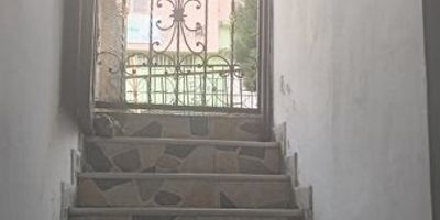 Area 53mts, 2 alcobas, 1 baño, cocina integral, sala comedor, zona ropas, patio, piso subnivel ( bajando 10 escalones )
Cerca de Iglesias, colegios, hospitales, universidades, jardín botánico y fácil acceso a rutas de transporte.