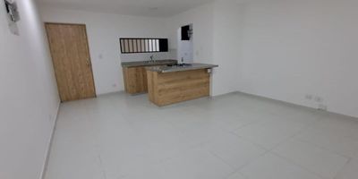 Codigo 28485. Apartamento en arriendo ubicado en Medellin sector Parque De Boston  Características:• 2 Habitaciones con clóset y piso en porcelanato• 1 Baño con cabina en vidrio templado• Sala – comedor• Cocina integral abierta con cubierta a gas, campana y mesón en quarztone• Zona de ropas• Red de gas • Servicios públicos• Piso en porcelanato • 1 nivel• Ascensor en torre • Portería diurna Descripción:Vive en el corazón del tradicional sector de Boston en Medellín, a pocos pasos del parque, en un apartamento cómodo y funcional de 50 m². Con ambientes iluminados, dos alcobas con clóset, sala–comedor y un baño moderno con cabina en vidrio templado, este hogar combina practicidad y confort. Su cocina integral abierta con mesón en quarztone es perfecta para quienes disfrutan de espacios modernos. Entorno:– A pocos pasos del Parque de Boston– Zonas culturales, cafés y restaurantes tradicionales– Cercanía a transporte público y vías principales– Servicios y comercio del centro de Medellín Zonas comunes:– Portería diurna– Ascensor por torreNota: Canon de arrendamiento: $1.700.000. El propietario acepta mascotas.